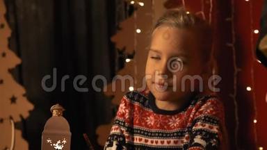 可爱的小女孩带着灯笼，慢动作地在平安夜给圣诞老人写信